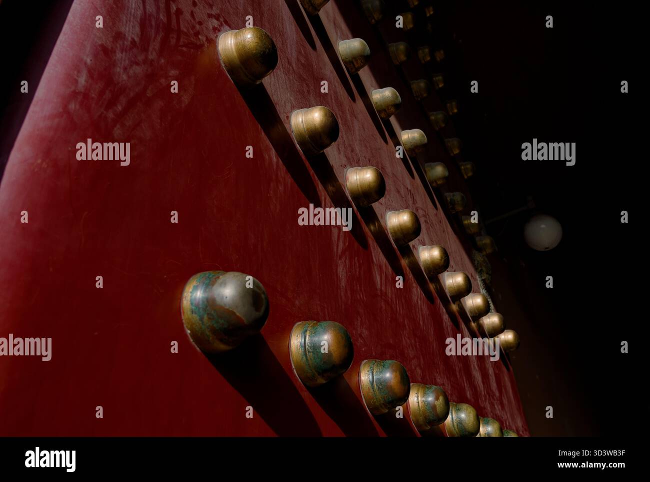 L'iconica porta rossa del palazzo con borchie dorate nella città Proibita Foto Stock