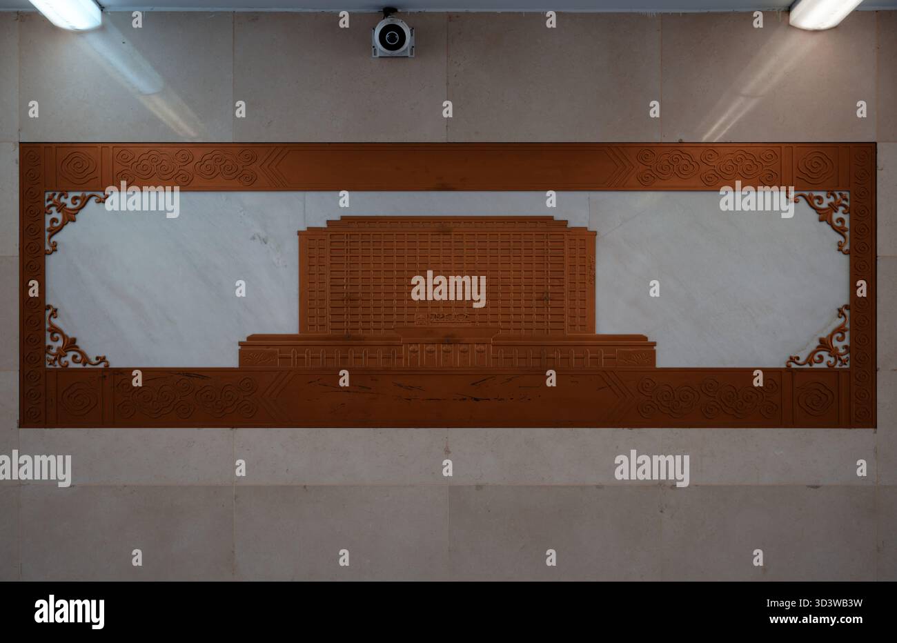 L'arte murale decorativa in un sottopassaggio di Pechino raffigura un rilievo architettonico di un grande edificio moderno incorniciato da tradizionali motivi cinesi Foto Stock