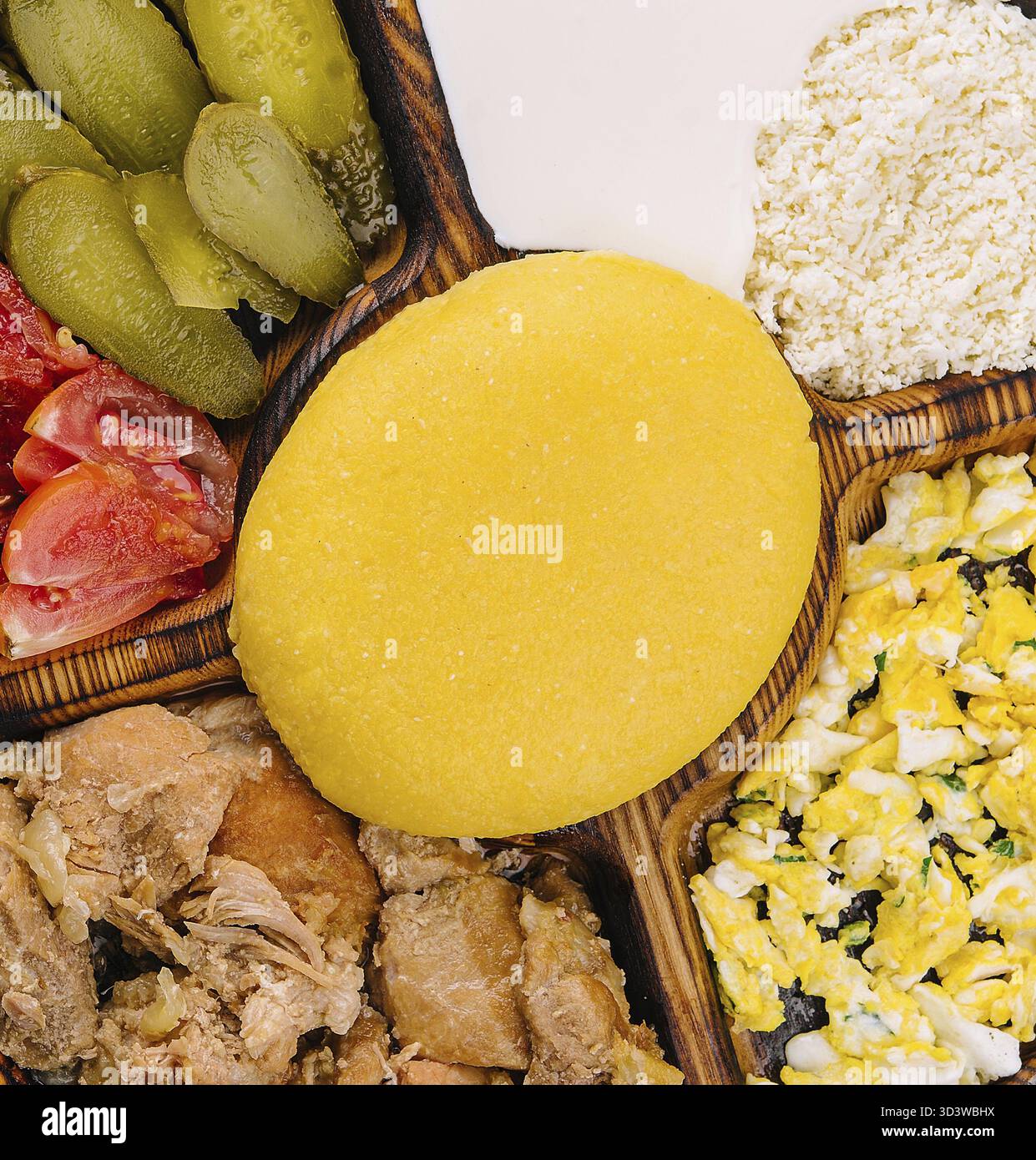Cibo, tradizionale porridge di ominide moldavo su un vassoio di legno Foto Stock