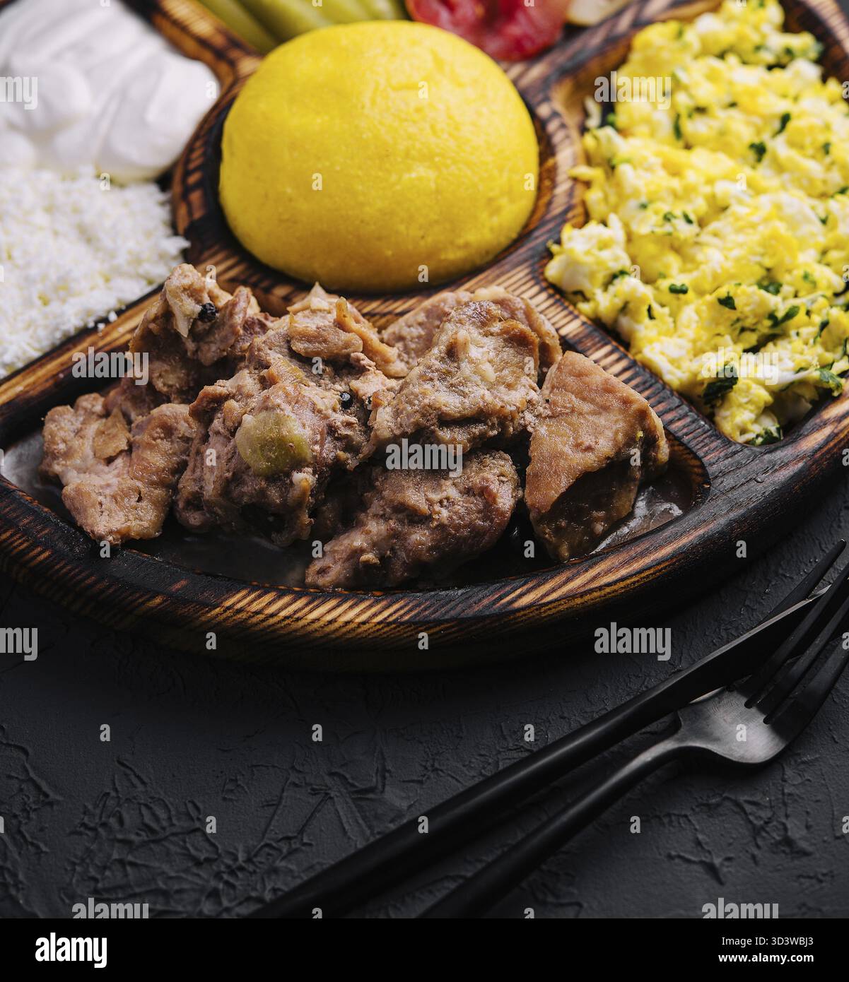 Cibo, tradizionale porridge di ominide moldavo su un vassoio di legno Foto Stock