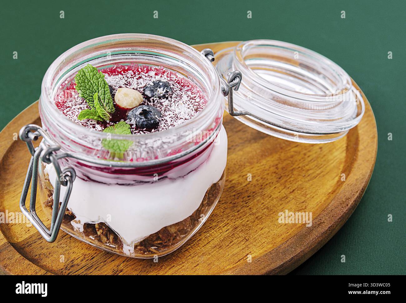 Cibo, Granola con noci, yogurt e frutti di bosco in un barattolo Foto Stock