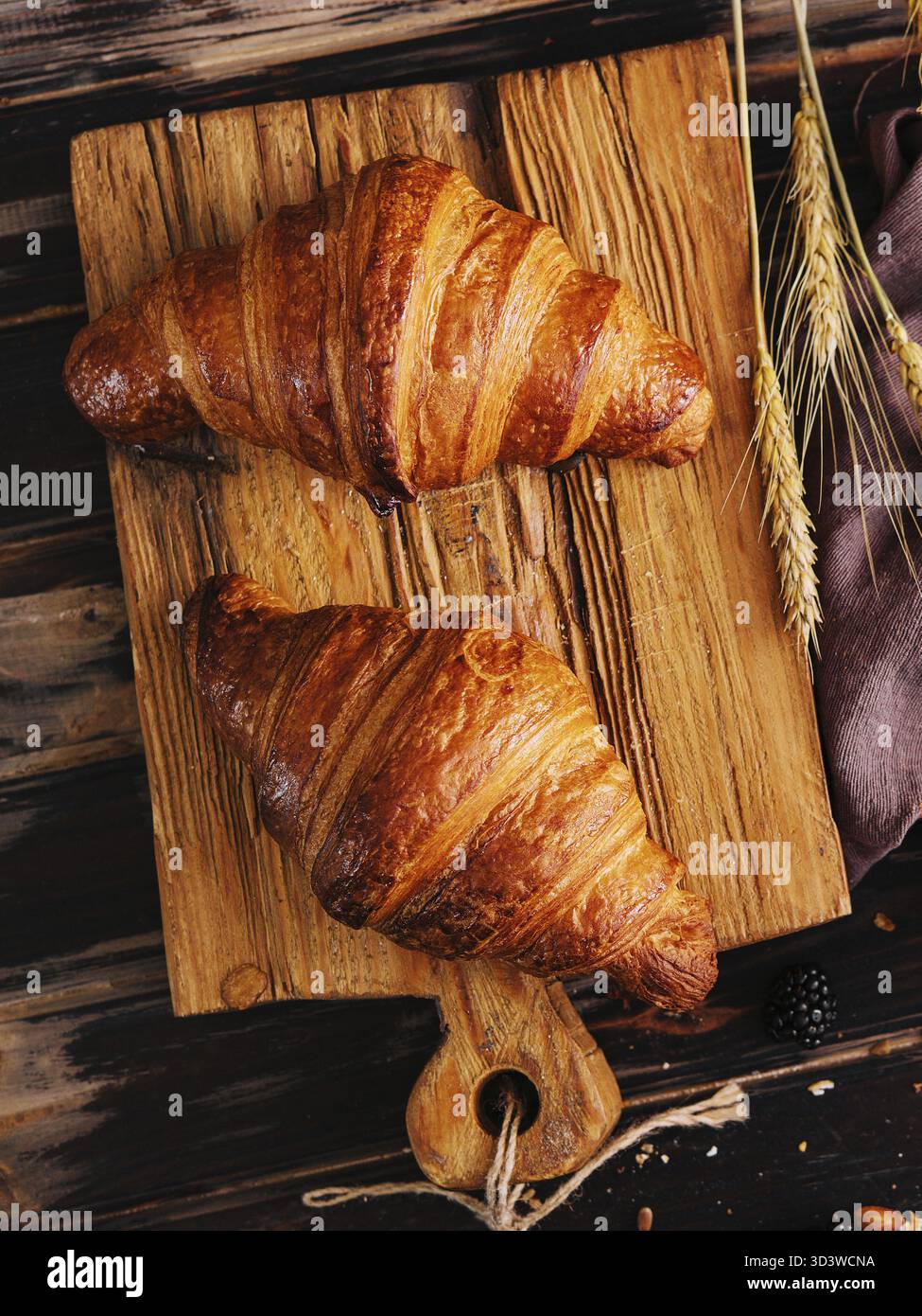 Cibo, croissant croccanti su un vassoio di legno Foto Stock