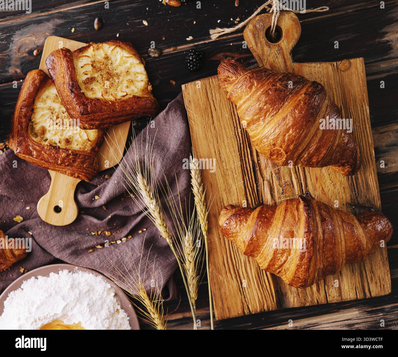 Cibo, croissant croccanti su un vassoio di legno Foto Stock