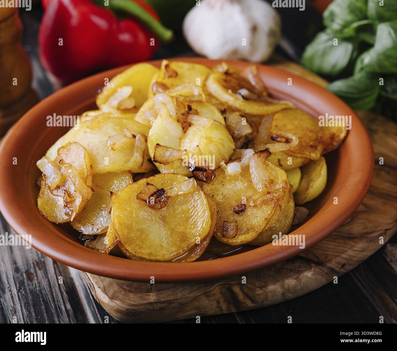 Cibo, patate fritte con cipolle su vassoio di legno Foto Stock