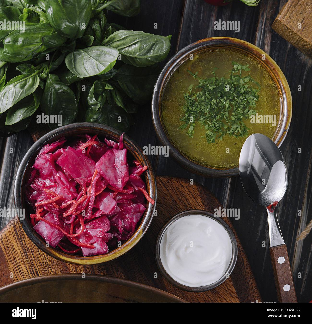 Cibo, insalata di cavolo con zuppa - pranzo di lavoro Foto Stock