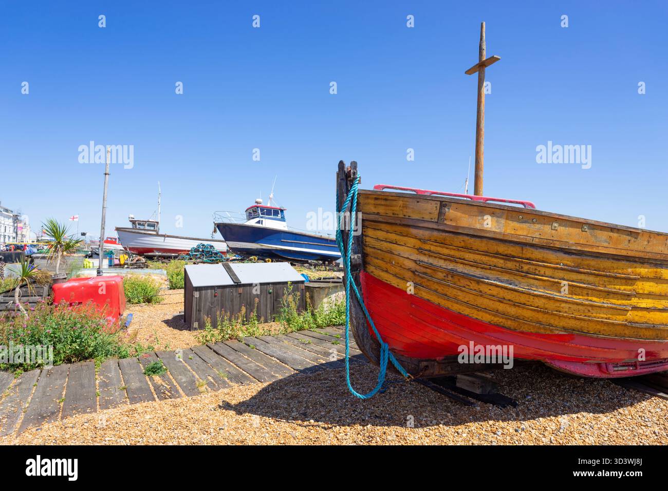 Deal Kent - barche da pesca rimorchiate e ormeggiate sulla spiaggia di Deal Castle o Deal Beach Deal Kent Inghilterra Regno Unito GB Europa Foto Stock
