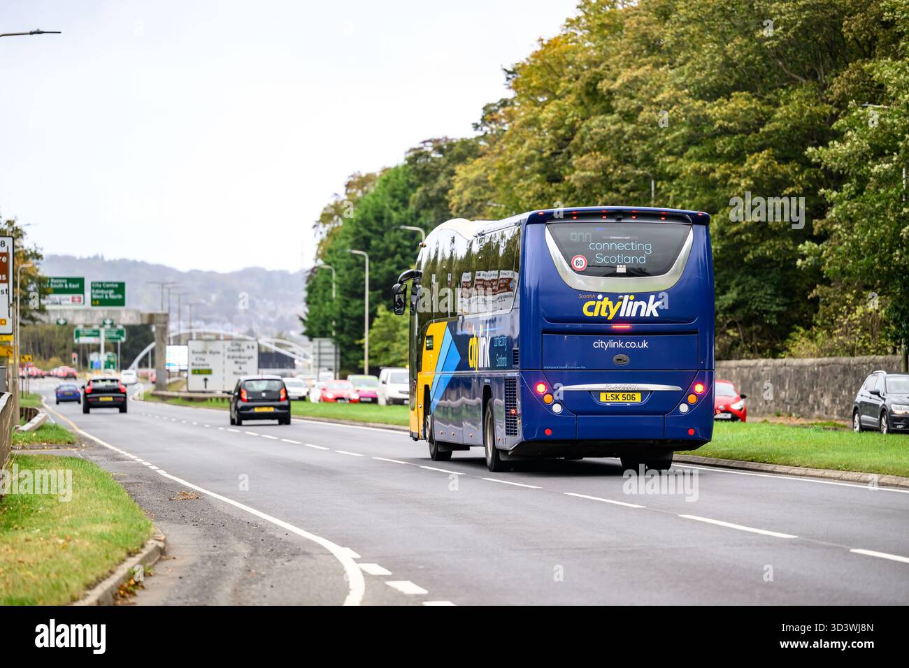 Autobus espressi Scottish Citylink su una strada a doppio corridoio, viaggio in autobus interurbano, Scozia, Regno Unito Foto Stock