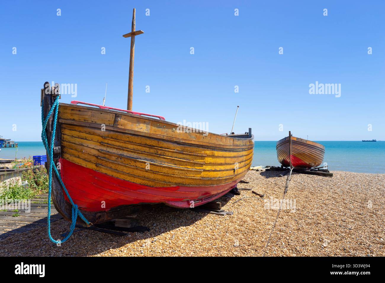 Deal Kent - barche da pesca rimorchiate e ormeggiate sulla spiaggia di Deal Castle o Deal Beach Deal Kent Inghilterra Regno Unito GB Europa Foto Stock