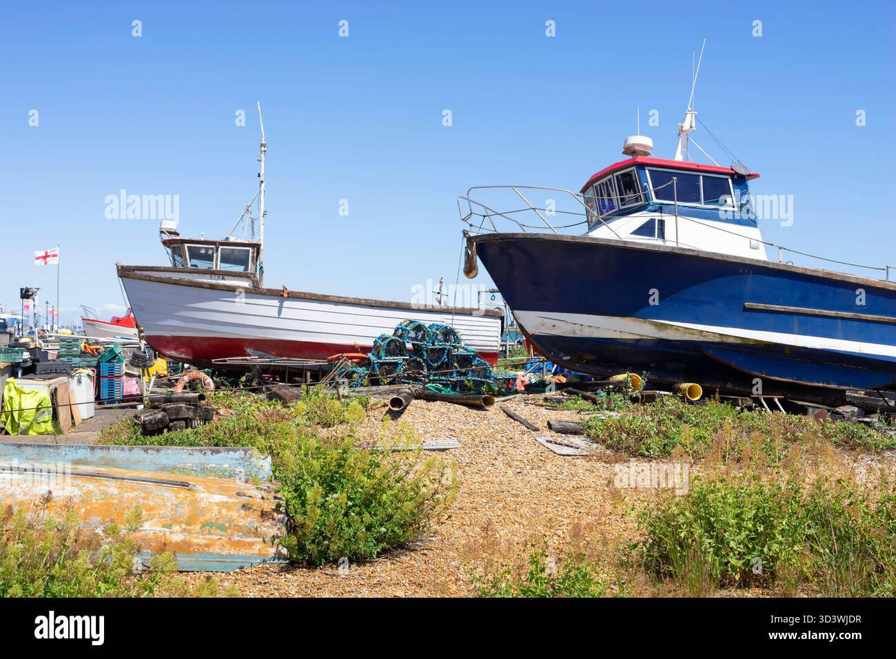 Deal Kent - barche da pesca rimorchiate e ormeggiate sulla spiaggia di Deal Castle o Deal Beach Deal Kent Inghilterra Regno Unito GB Europa Foto Stock