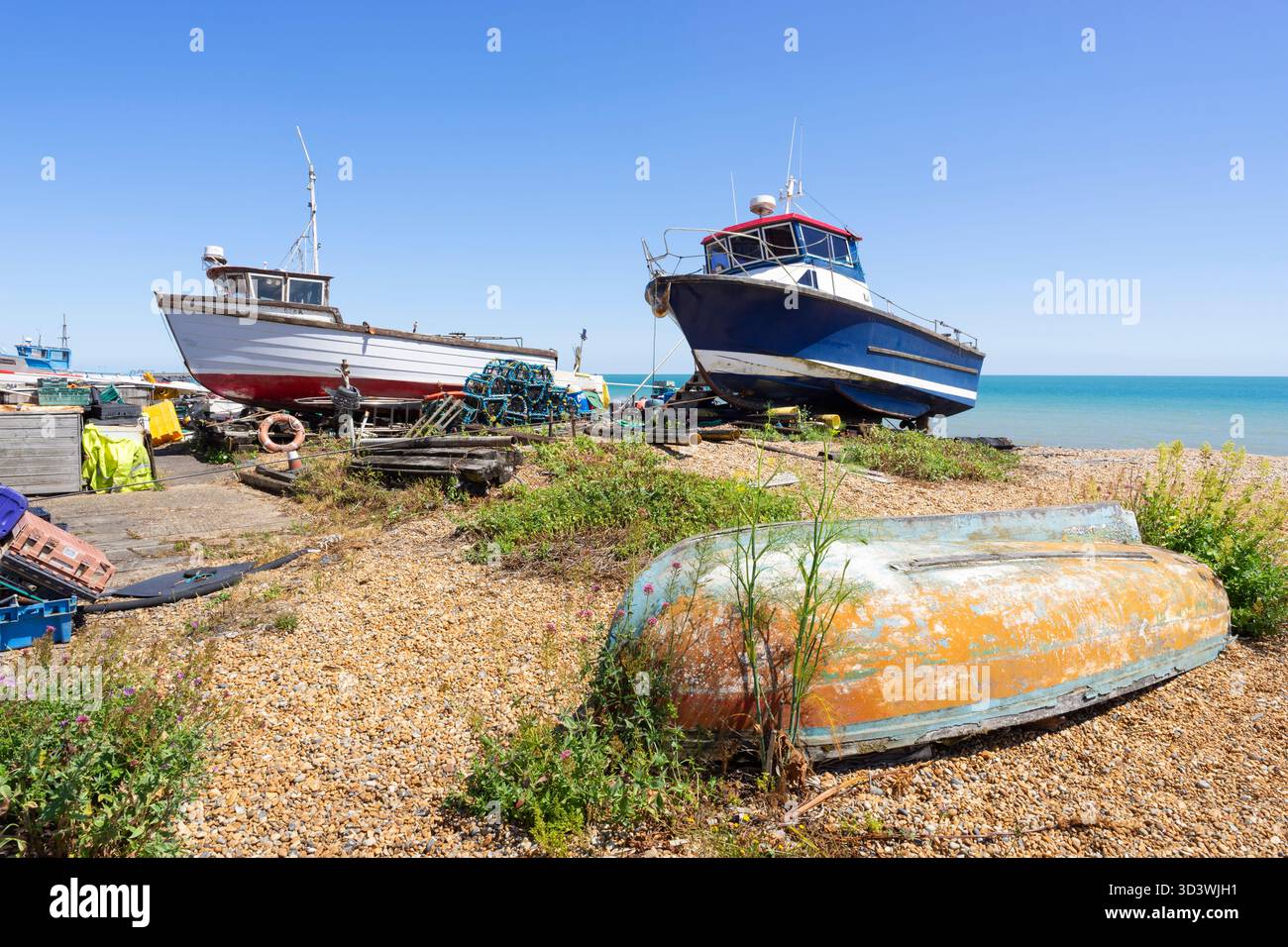 Deal Kent - barche da pesca rimorchiate e ormeggiate sulla spiaggia di Deal Castle o Deal Beach Deal Kent Inghilterra Regno Unito GB Europa Foto Stock