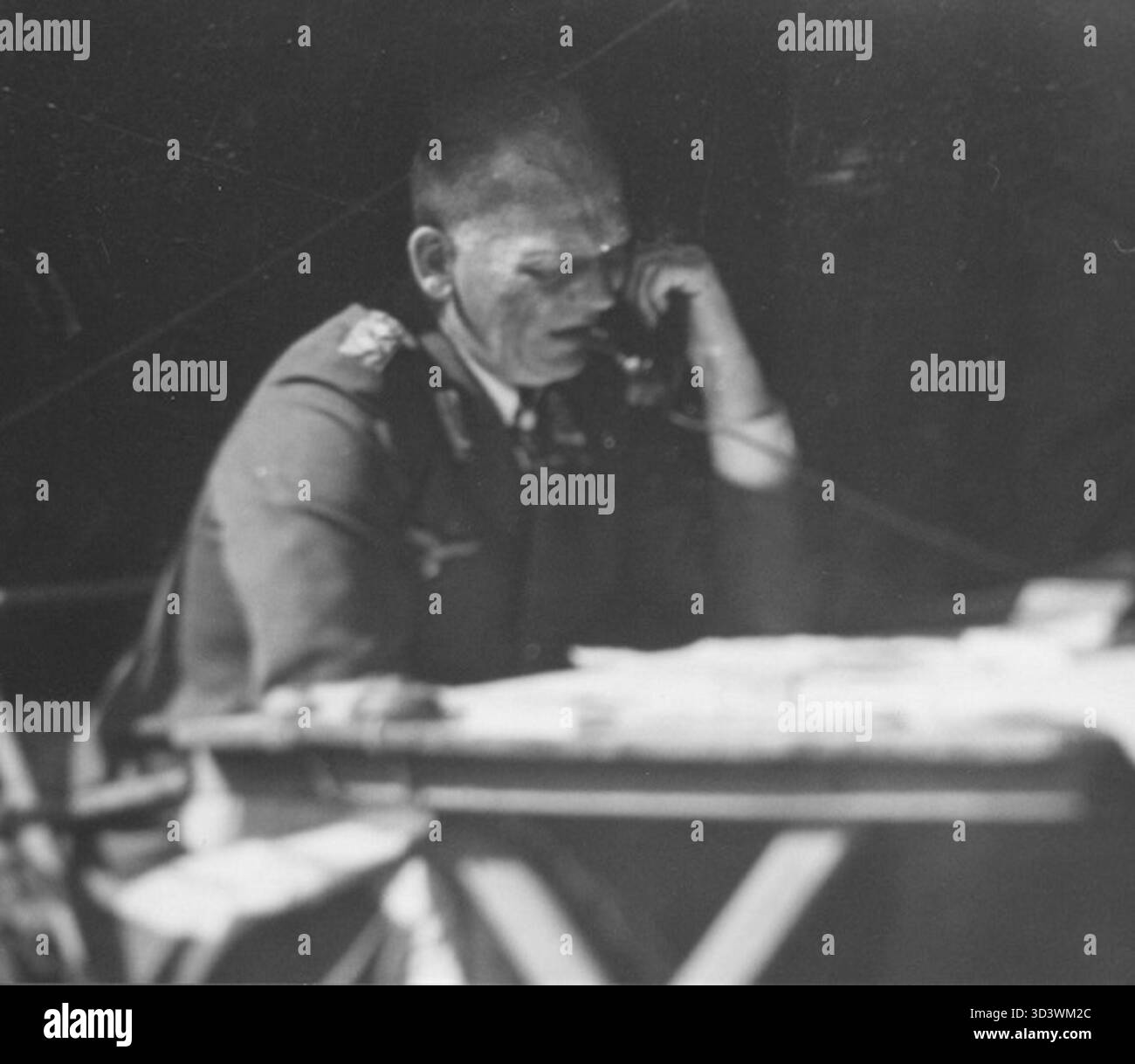 Nel 1942, Wolfram von Richthofen fu fotografato in un posto di comando in Russia durante la seconda guerra mondiale. Giocò un ruolo chiave nelle operazioni della Luftwaffe sul fronte orientale. La sua leadership nella direzione delle strategie aeree durante la guerra contribuì in modo significativo agli sforzi militari della Germania in Unione Sovietica. Foto Stock