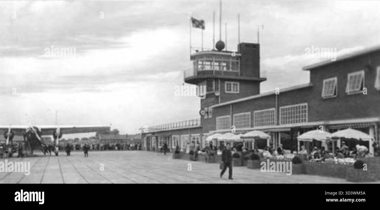 La stazione di Schiphol e la torre di controllo, fotografata nel 1928, mostrano le prime fasi dello sviluppo dell'aeroporto come un importante hub di trasporto olandese. Foto Stock