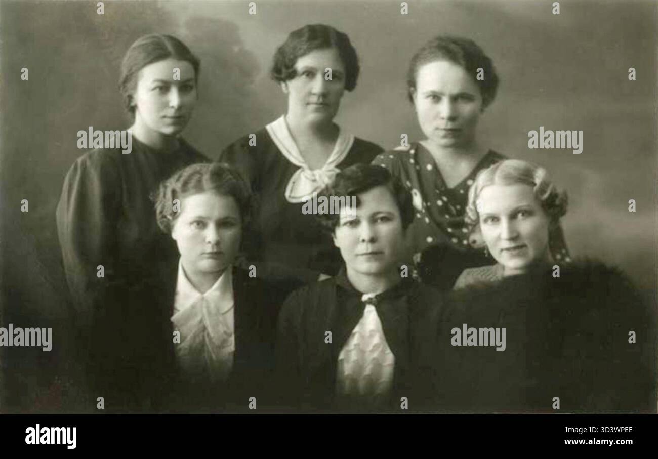 Foto dei membri del Consiglio di amministrazione del Russian Women's Club di Tartu, scattata nel 1937. L'immagine riflette le attività culturali e sociali della comunità russa in Estonia durante questo periodo. Foto Stock