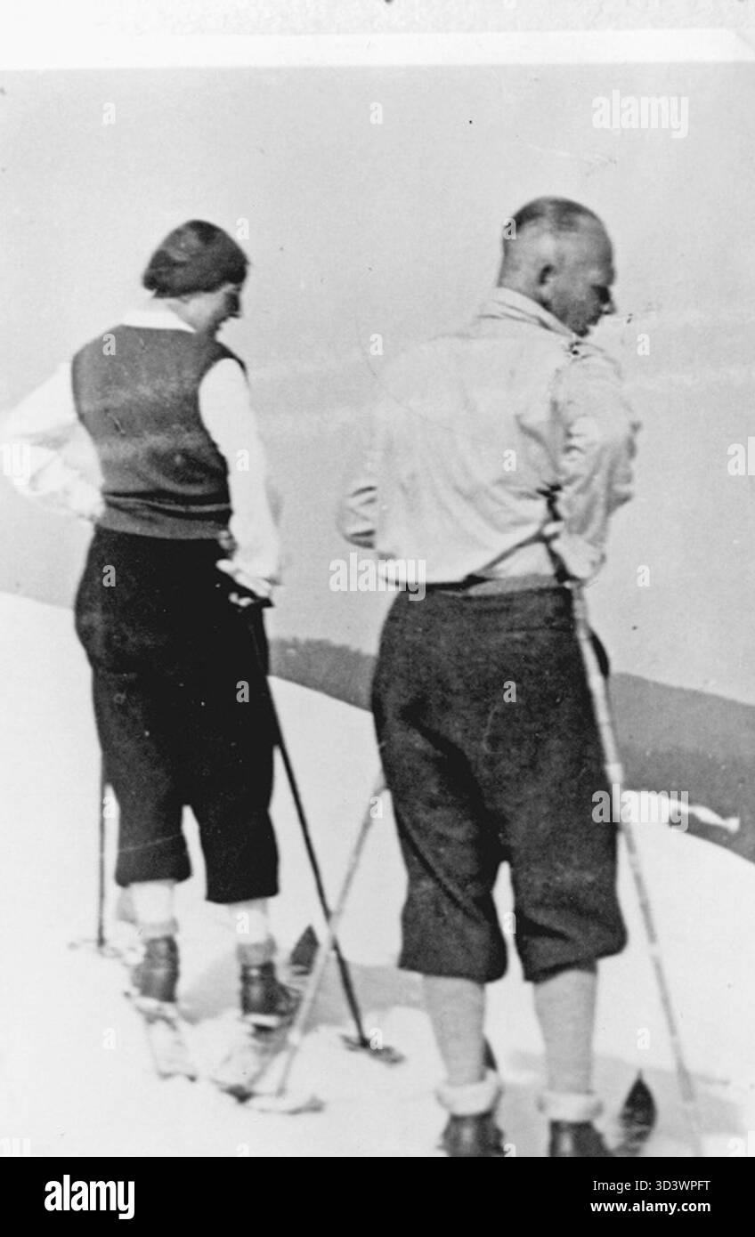 Una fotografia del 1938 di Wolfram von Richthofen e di sua moglie Jutta che sciano in Svizzera. Foto Stock