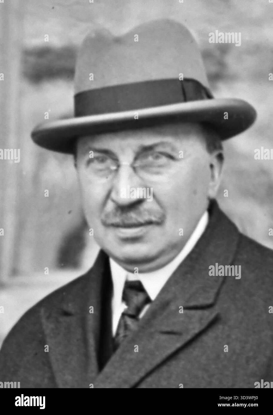 Questa immagine ritagliata del 15 settembre 1925 mostra M. Serruys durante la riunione economica presso il Ministero del commercio di Parigi, evidenziando il suo ruolo nelle relazioni franco-tedesche. Foto Stock