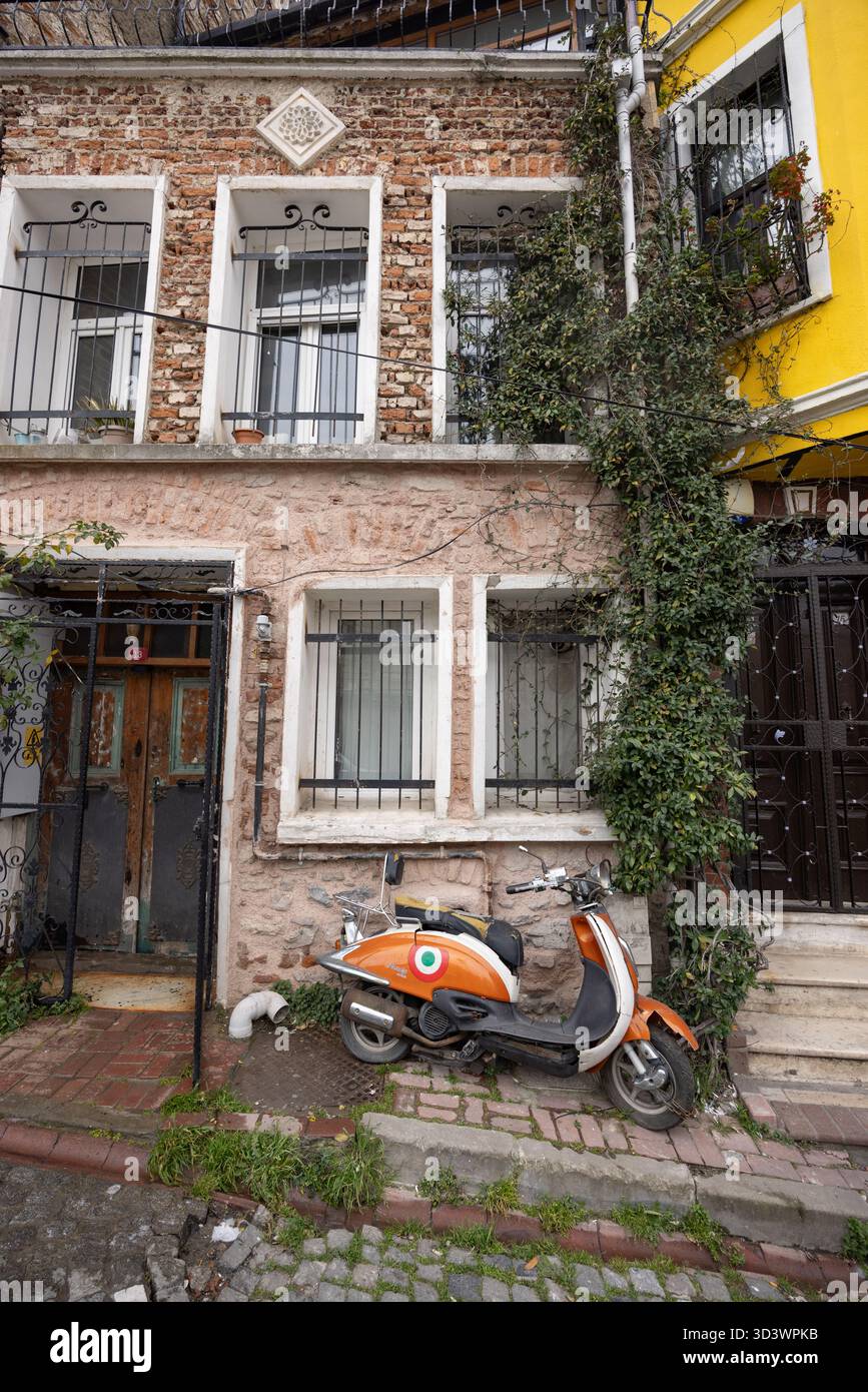 Vespa nel quartiere Balat di Istanbul, Turchia. Foto Stock