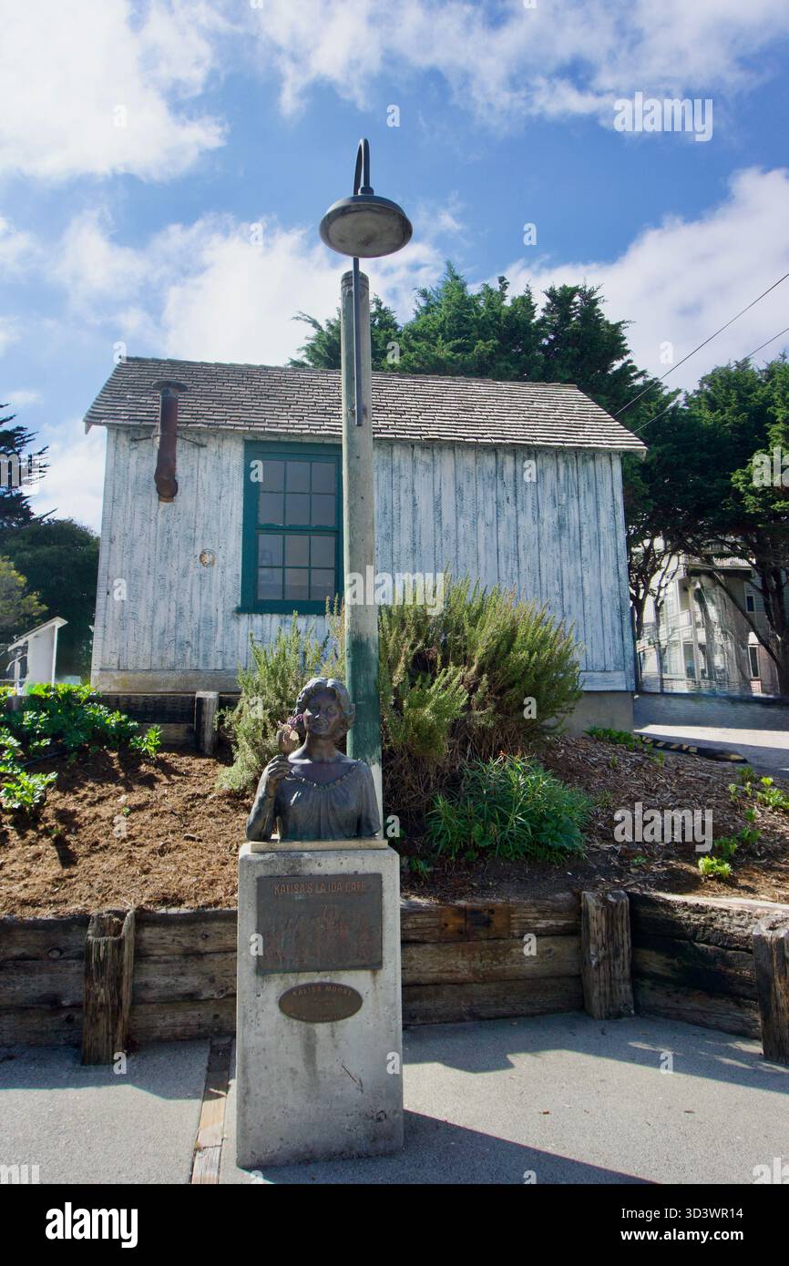 Bronze Sculpture and Historic Cabin, Monterey Bay California, 18 ottobre 2025 Foto Stock