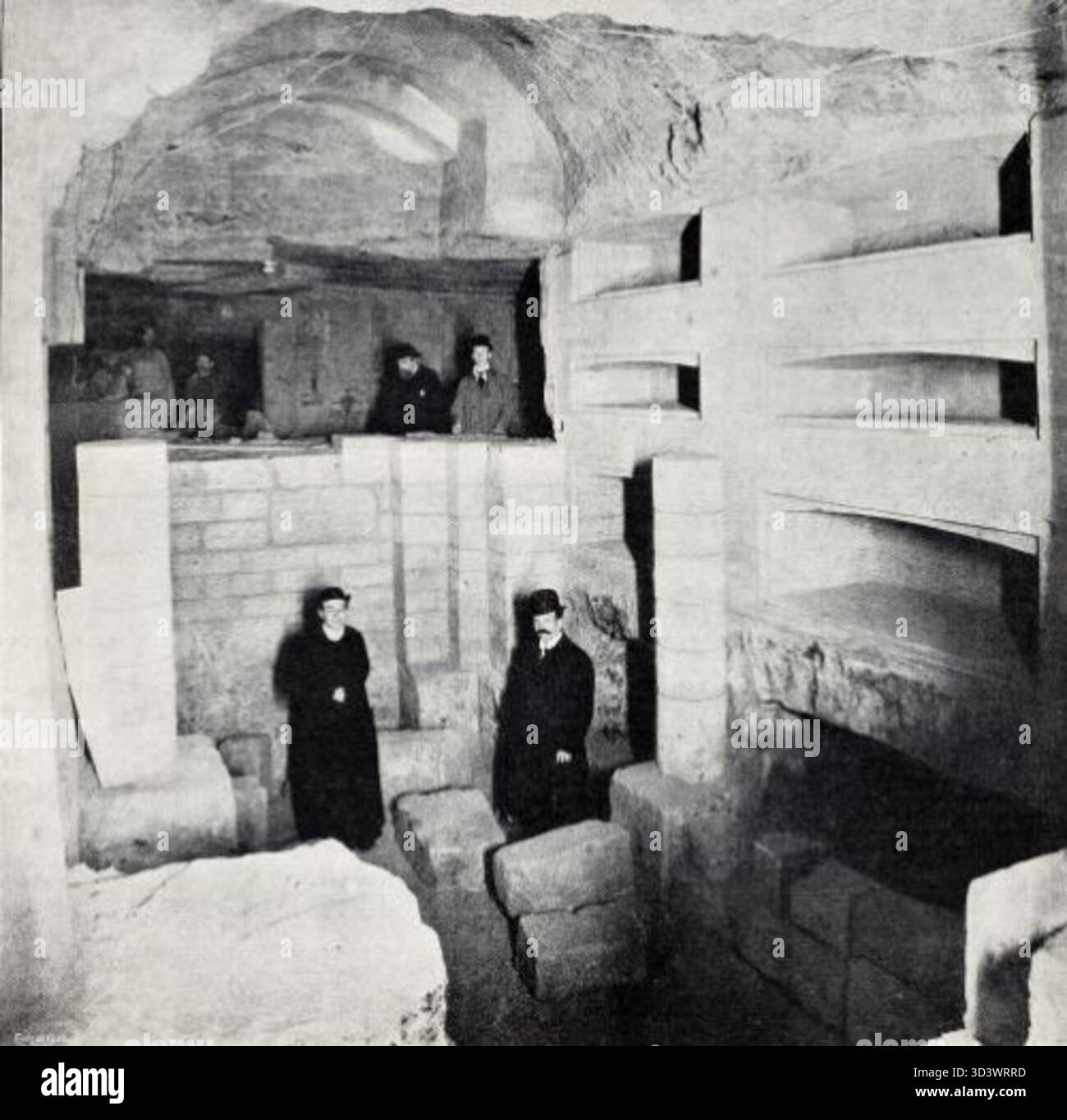 Una fotografia del 1908 che mostra la costruzione della cripta papale nelle Catacombe romane di Valkenburg, Paesi Bassi, segnando un momento importante nello sviluppo del sito. Foto Stock