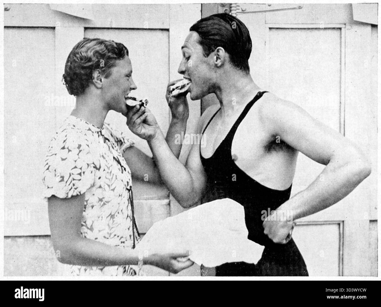 Willy den Ouden e S. Mooi, entrambi campioni in vari eventi, si vedono gustare un pasto insieme dopo le loro competizioni nel 1934. Questa immagine mette in risalto il cameratismo tra gli atleti dopo una dura gara. Foto Stock