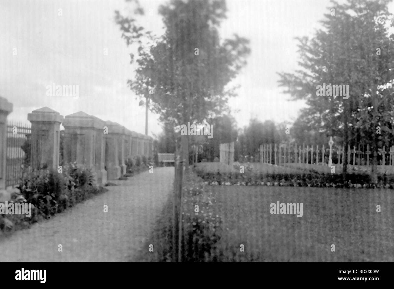 Una veduta del cimitero di Siivertsi a Narva, fotografata tra il 1920 e il 1941, mostrando parte dei terreni di sepoltura in Estonia. Foto Stock