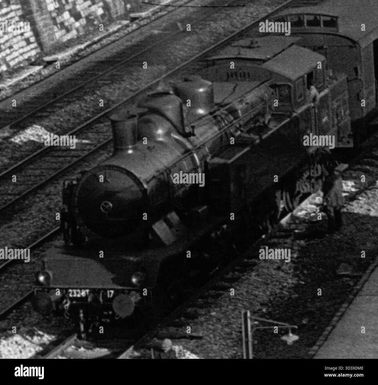 Una fotografia del febbraio 1927 che mostra un treno PLM (Paris-Lyon-Méditerranée) 232 BT 17 utilizzato per la pulizia dei carri in una stazione ferroviaria. Essa illustra le operazioni tecniche coinvolte nella manutenzione delle ferrovie. Foto Stock