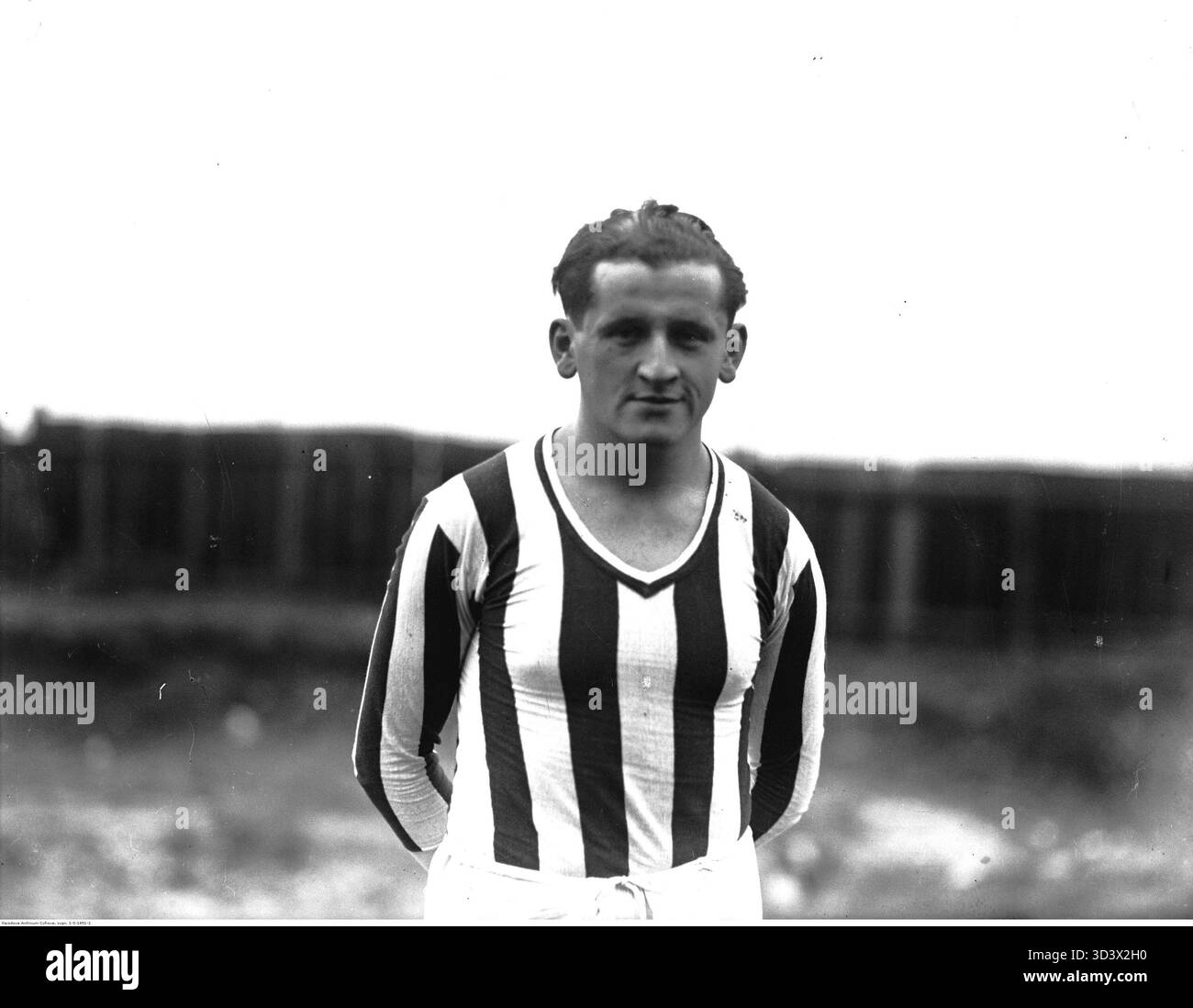 Karol Kossok, visto in una fotografia situazionale, è stato un calciatore di primo piano del Cracovia tra la fine degli anni '1920 e il 1939, una delle migliori squadre del calcio polacco. Foto Stock