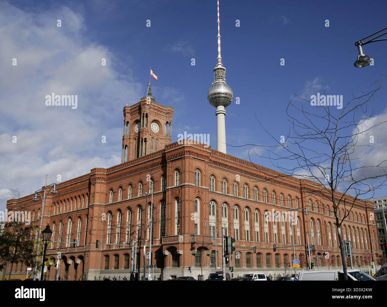 Berlino, Germania. Municipio Rosso (Rotes Rathaus). Edificio costruito tra il 1861 e il 1869 su progetto dell'architetto Hermann Friedrich Waesemann (1813-1879) nello stile dell'alto Rinascimento del Nord Italia. Ha sostituito diversi edifici medievali che occupavano l'intero isolato. Ospita gli uffici del sindaco e del governo dello stato federale di Berlino (Senato di Berlino). L'edificio fu pesantemente danneggiato dai bombardamenti alleati durante la seconda guerra mondiale e ricostruito secondo i piani originali tra il 1951 e il 1956. Poiché si trovava nel settore occupato dai sovietici della città, serviva come la città ha Foto Stock