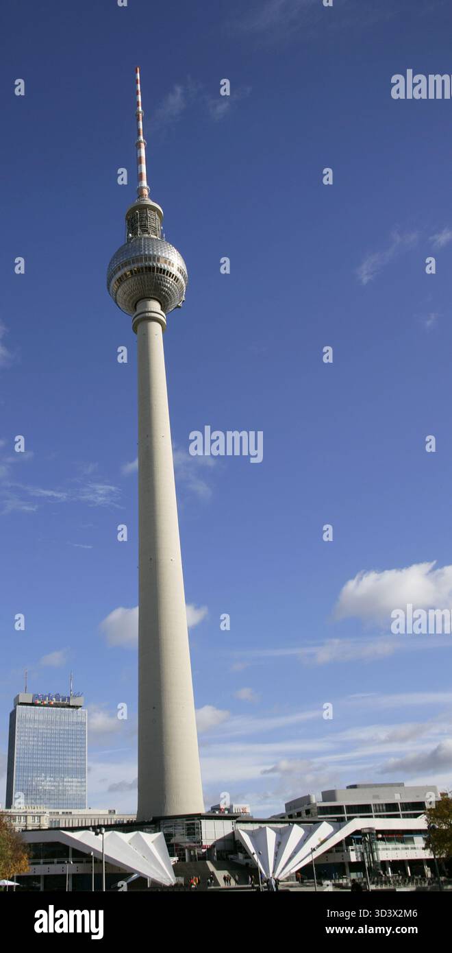 Berlino, Germania. Torre della televisione (Fernsehturm). Fu costruito tra il 1965 e il 1969 dal governo della Repubblica Democratica tedesca sia come struttura di trasmissione funzionale che come simbolo del potere comunista. Vista generale della torre, vicino ad Alexanderplatz. Foto Stock