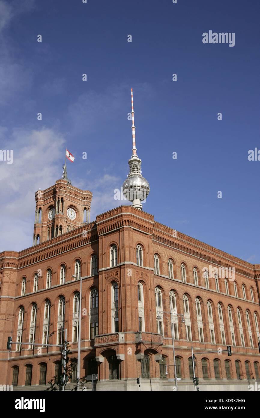 Berlino, Germania. Municipio Rosso (Rotes Rathaus). Edificio costruito tra il 1861 e il 1869 su progetto dell'architetto Hermann Friedrich Waesemann (1813-1879) nello stile dell'alto Rinascimento del Nord Italia. Ha sostituito diversi edifici medievali che occupavano l'intero isolato. Ospita gli uffici del sindaco e del governo dello stato federale di Berlino (Senato di Berlino). L'edificio fu pesantemente danneggiato dai bombardamenti alleati durante la seconda guerra mondiale e ricostruito secondo i piani originali tra il 1951 e il 1956. Poiché si trovava nel settore occupato dai sovietici della città, serviva come la città ha Foto Stock