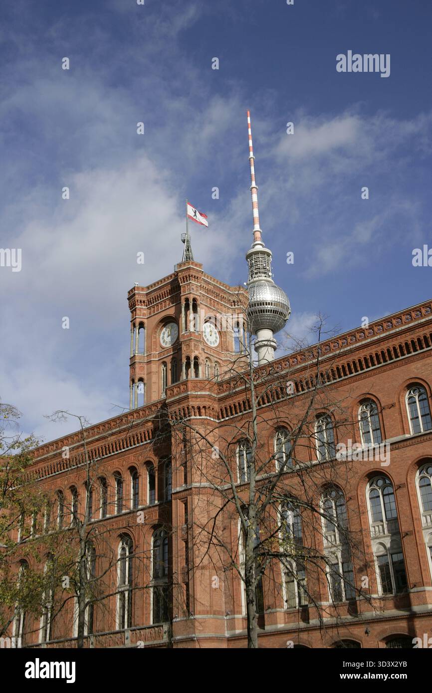 Berlino, Germania. Municipio Rosso (Rotes Rathaus). Edificio costruito tra il 1861 e il 1869 su progetto dell'architetto Hermann Friedrich Waesemann (1813-1879) nello stile dell'alto Rinascimento del Nord Italia. Ha sostituito diversi edifici medievali che occupavano l'intero isolato. Ospita gli uffici del sindaco e del governo dello stato federale di Berlino (Senato di Berlino). L'edificio fu pesantemente danneggiato dai bombardamenti alleati durante la seconda guerra mondiale e ricostruito secondo i piani originali tra il 1951 e il 1956. Poiché si trovava nel settore occupato dai sovietici della città, serviva come la città ha Foto Stock