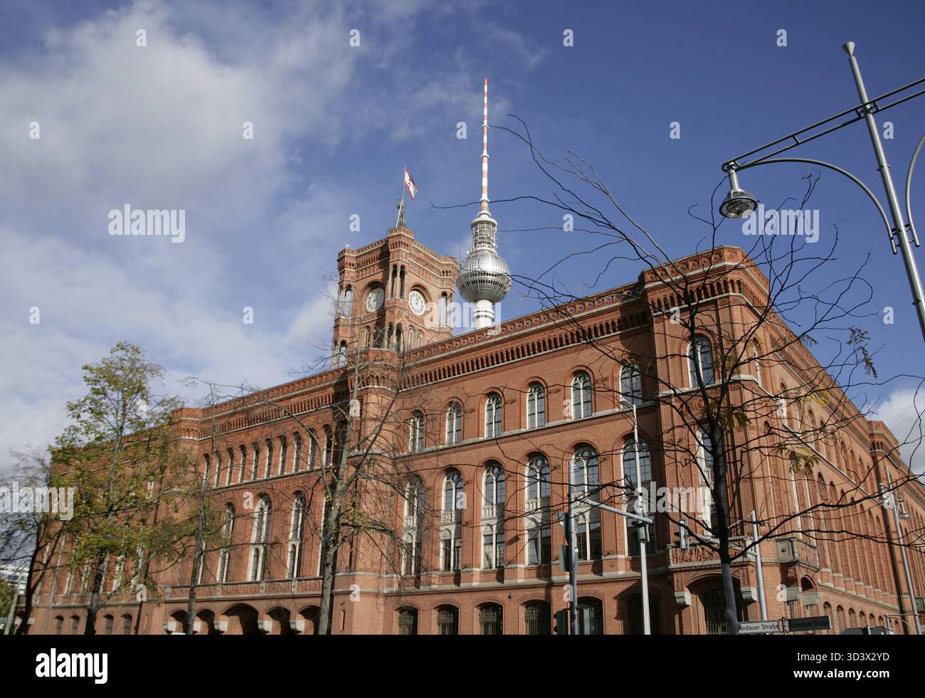Berlino, Germania. Municipio Rosso (Rotes Rathaus). Edificio costruito tra il 1861 e il 1869 su progetto dell'architetto Hermann Friedrich Waesemann (1813-1879) nello stile dell'alto Rinascimento del Nord Italia. Ha sostituito diversi edifici medievali che occupavano l'intero isolato. Ospita gli uffici del sindaco e del governo dello stato federale di Berlino (Senato di Berlino). L'edificio fu pesantemente danneggiato dai bombardamenti alleati durante la seconda guerra mondiale e ricostruito secondo i piani originali tra il 1951 e il 1956. Poiché si trovava nel settore occupato dai sovietici della città, serviva come la città ha Foto Stock