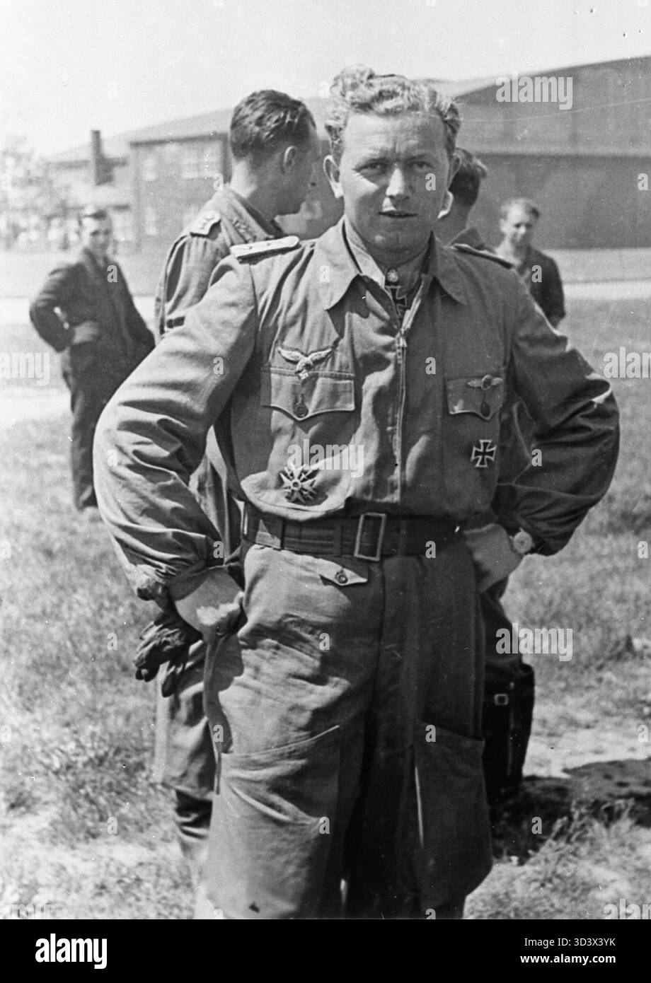 Colonnello Walter Oesau, comandante del III. Gruppo del Jagdgeschwader 3 (JG 3), a Straubing (Mitterharthausen), fotografato nella primavera del 1941. Oesau fu ucciso in azione l'11 maggio 1944 nei pressi di St. Vith, in Belgio, all'età di 30 anni. Foto Stock
