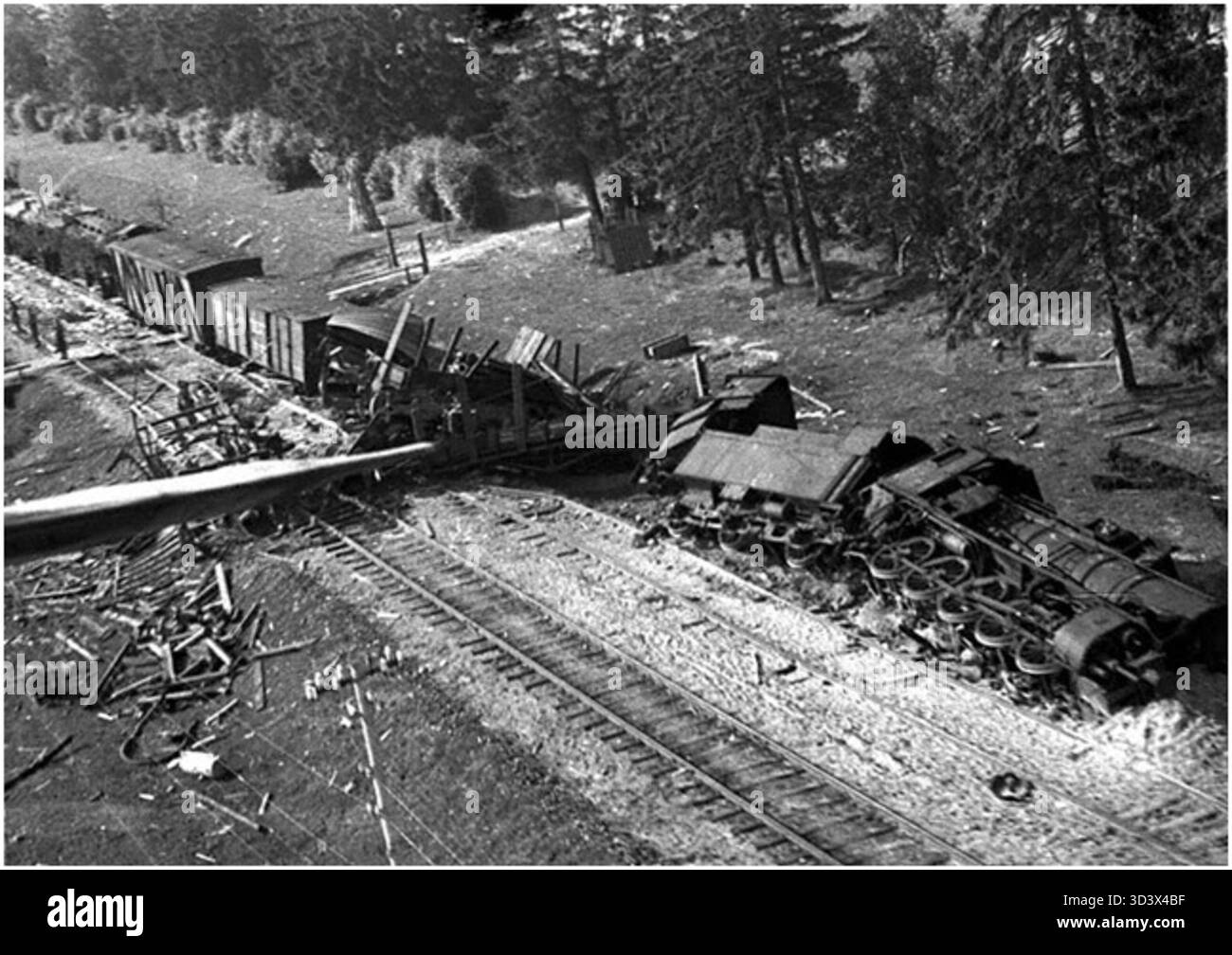 Questa immagine del 1944 mostra un treno tedesco esploso dai partigiani sovietici tra Rudiskes e Klepoiai in Lituania. La fotografia cattura le conseguenze dell'attacco, riflettendo l'intensità della seconda guerra mondiale sul fronte orientale. Foto Stock