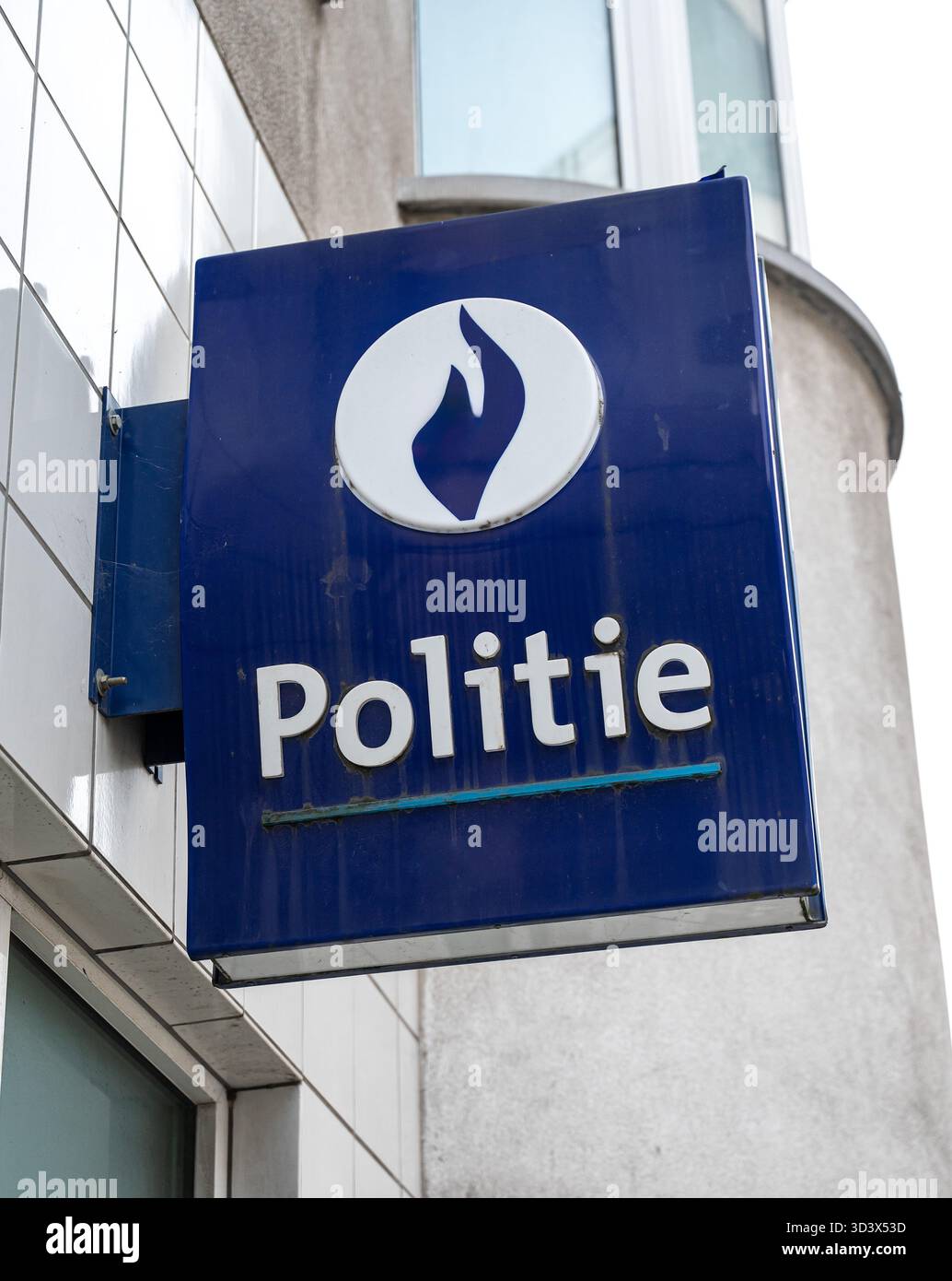 Dettaglio del logo della polizia sull'esterno della stazione di polizia di Bruxelles capitale-Ixelles (Police Bruxelles capitale Ixelles / Politie Brussel Hoofdsta Foto Stock