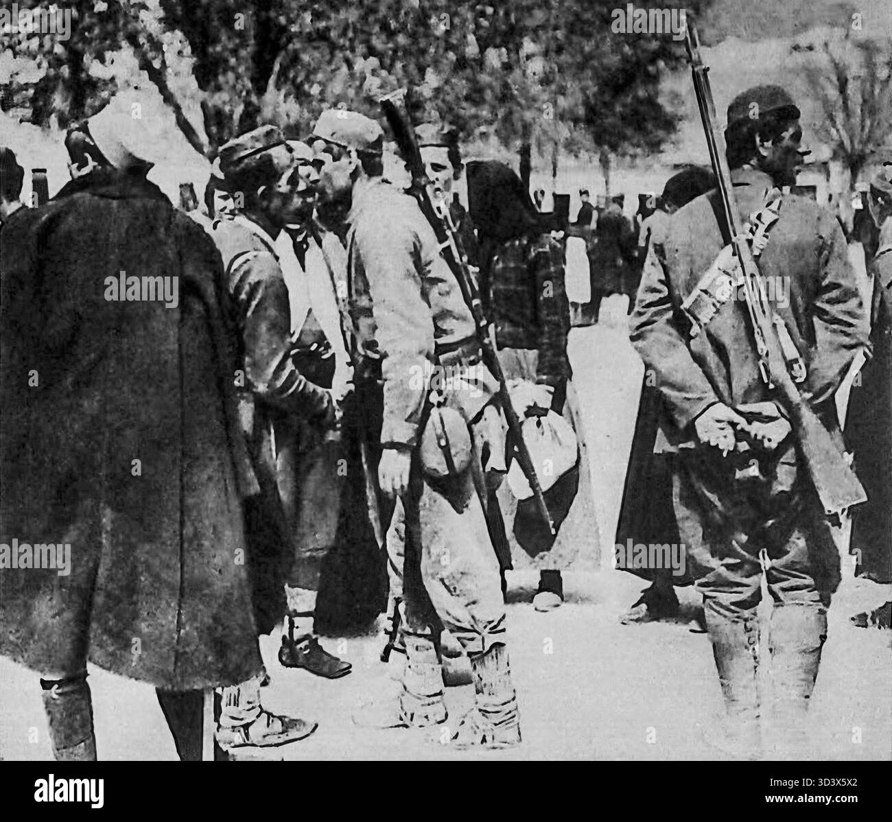 Le Miroir, gennaio 1916. I soldati montenegrini si riuniscono in una piazza della città mentre il Montenegro affronta l'invasione durante la prima guerra mondiale. Armati e pronti a partire, simboleggiano la resistenza di una piccola nazione balcanica che combatte per proteggere il suo territorio in condizioni difficili in tempo di guerra Foto Stock