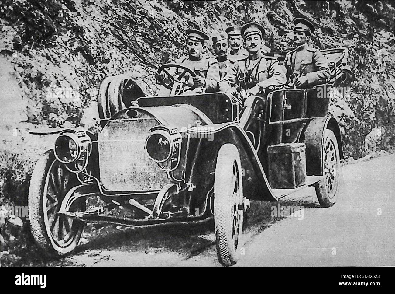 Le Miroir, gennaio 1916. Il principe Pierre del Montenegro e gli ufficiali viaggiano in auto vicino al fronte durante la prima guerra mondiale mentre il paese resiste all'invasione. La scena evidenzia il coinvolgimento reale e le difficili condizioni sperimentate durante la campagna balcanica Foto Stock