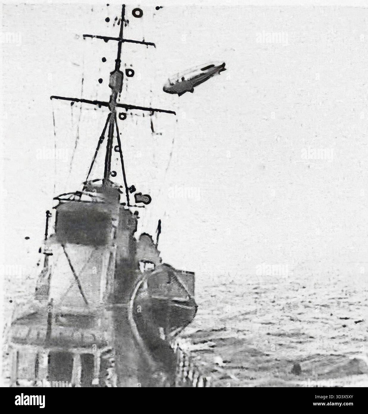 Le Miroir, 18 maggio 1919. Un dirigibile di pattuglia si libra vicino a una nave navale durante le operazioni antisommergibile della prima guerra mondiale. Gli osservatori aviotrasportati sostenevano le navi di superficie esplorando il movimento nemico e aiutando l'inseguimento dei sottomarini in mare. Foto Stock