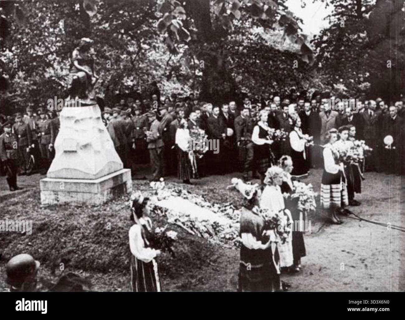 Questa fotografia del 1944 cattura la cerimonia commemorativa a Lindamäel per i deportati siberiani. L'evento commemora le sofferenze degli individui inviati nei campi di lavoro siberiani durante la guerra. Foto Stock