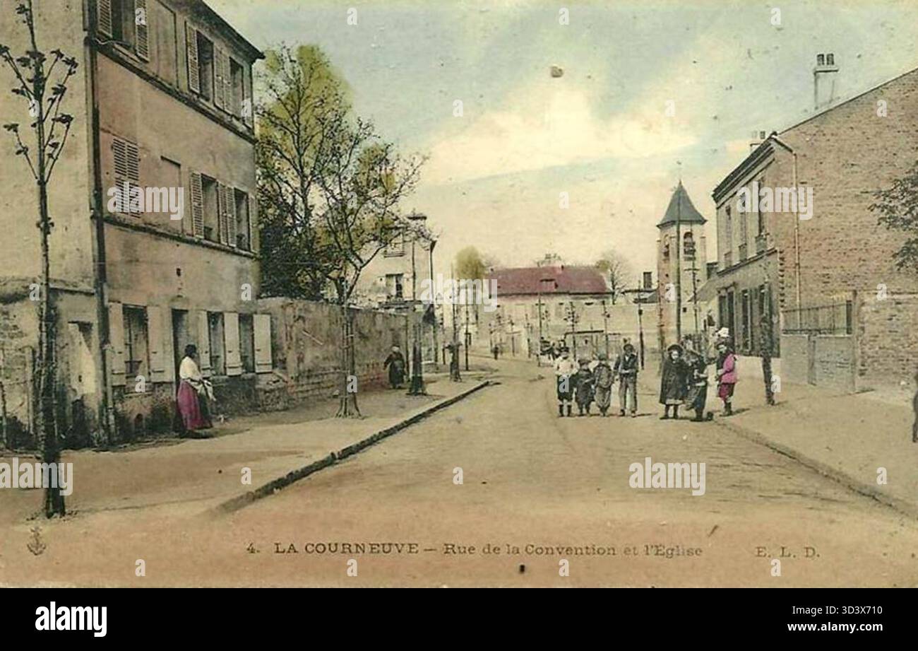 Una fotografia tra il 1900 e il 1910 che mostra Rue de la Convention e la chiesa di la Courneuve. L'immagine cattura l'architettura della strada e la chiesa come un importante punto di riferimento locale. Foto Stock