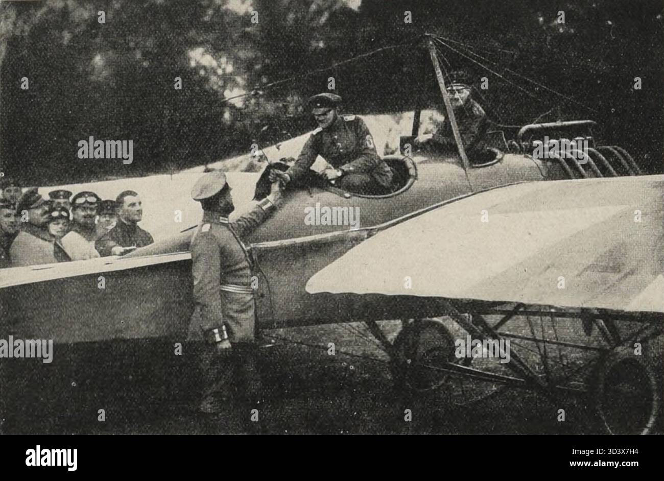 Il tenente Caspar e il maggiore Roos sono accolti dal loro equipaggio dopo aver completato il loro primo volo di ricognizione della prima guerra mondiale sull'Inghilterra nel 1914. Foto Stock