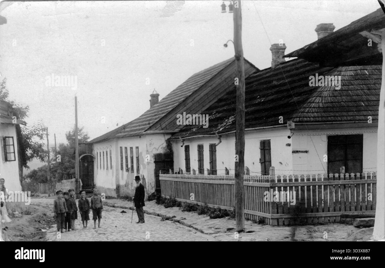 Questa fotografia del 1930 di Khotyn mostra Dovid Shmuels Kloyz, un'importante istituzione educativa e religiosa ebraica, e la Torah del Talmud, che riflette le pratiche culturali ed educative ebraiche nell'Europa orientale. Foto Stock