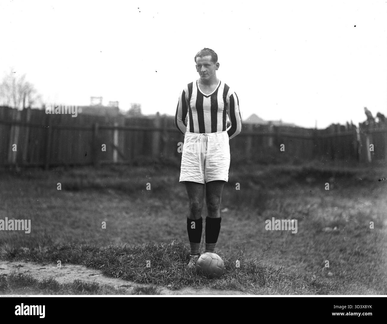 Karol Kossok, un notevole calciatore polacco, catturato durante una scena d'azione tra il 1928 e il 1939, in rappresentanza del Cracovia, una delle principali squadre di calcio polacche. Foto Stock