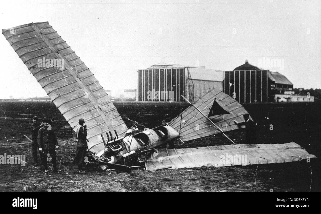 Una fotografia che documenta le prime fasi dell'aviazione olandese tra il 1910 e il 1914, catturando un periodo di sviluppo e innovazione significativi nella storia dell'aviazione olandese. Foto Stock