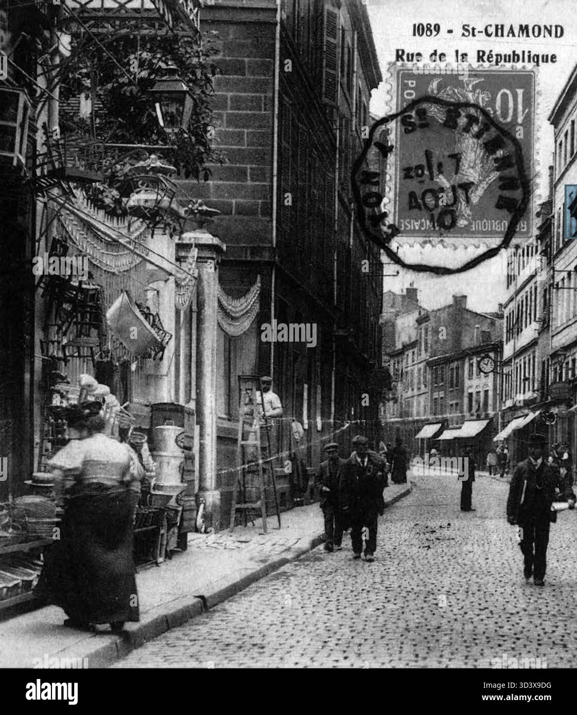 Questa immagine dell'inizio del XX secolo mostra le porte monumentali della residenza di Charles-Francois Chambovet in Rue de la République a Saint-Chamond, Francia. I cancelli, ancora in vigore all'epoca, chiudevano l'ingresso al cortile. Foto Stock