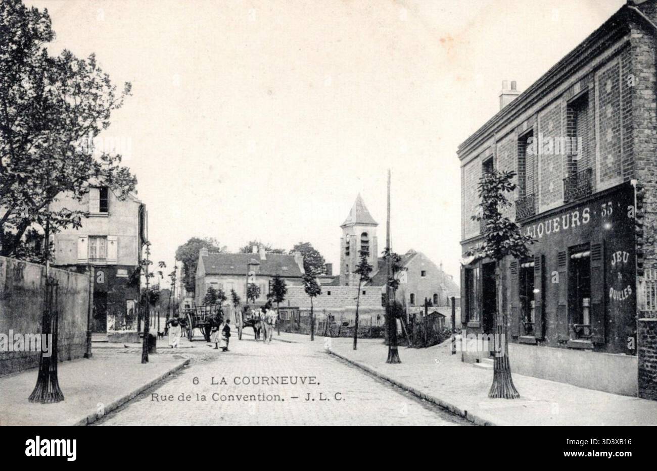 La scena di strada di Rue de la Convention a la Courneuve, catturata nei primi anni '1900, riflette l'urbanizzazione suburbana e la vita locale in questa zona di Parigi. Foto Stock
