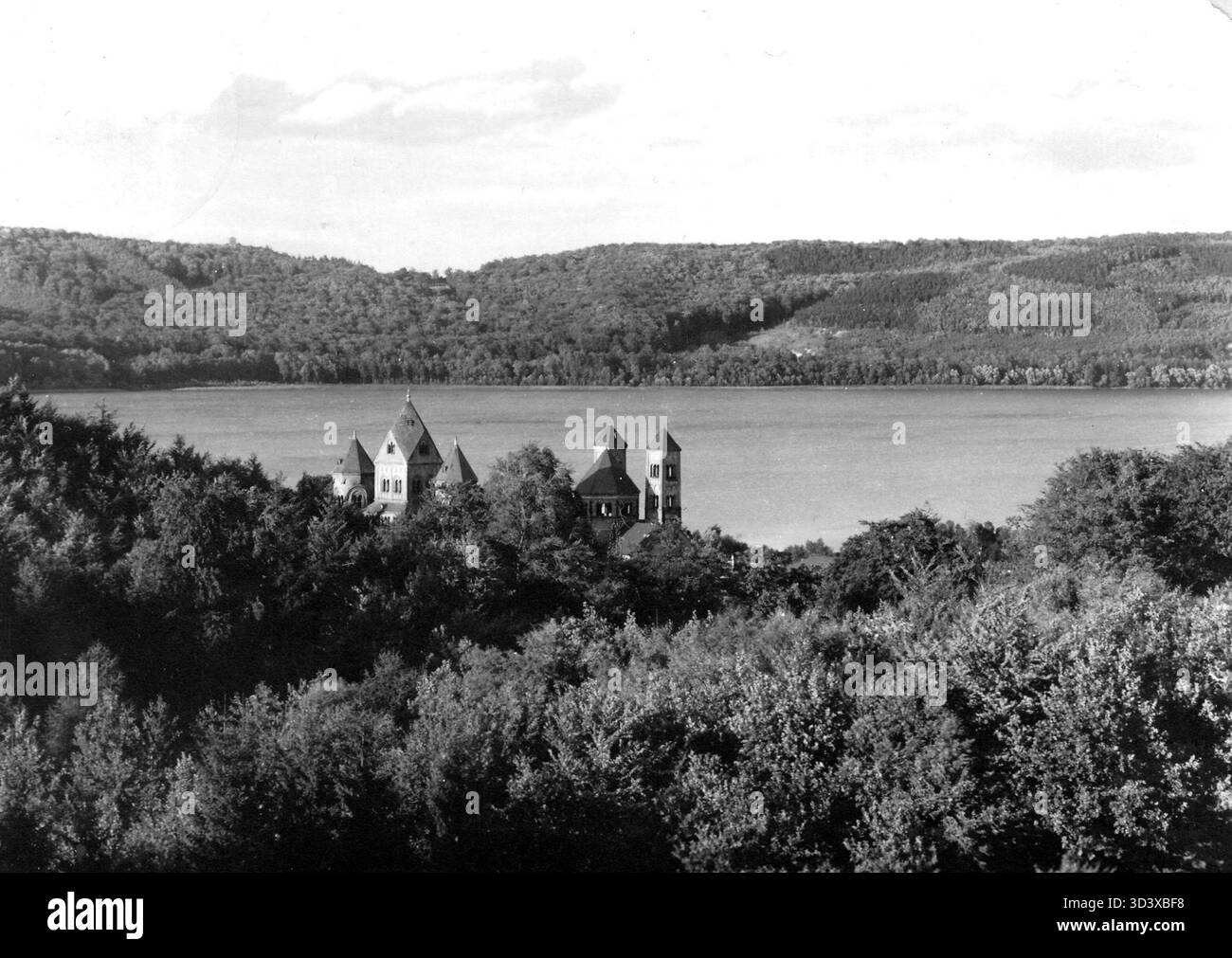 Una cartolina del 1924 circa di Maria Laach, Rheinland-Pfalz, Germania, con un'immagine della famosa abbazia, nota per la sua architettura romanica. Foto Stock