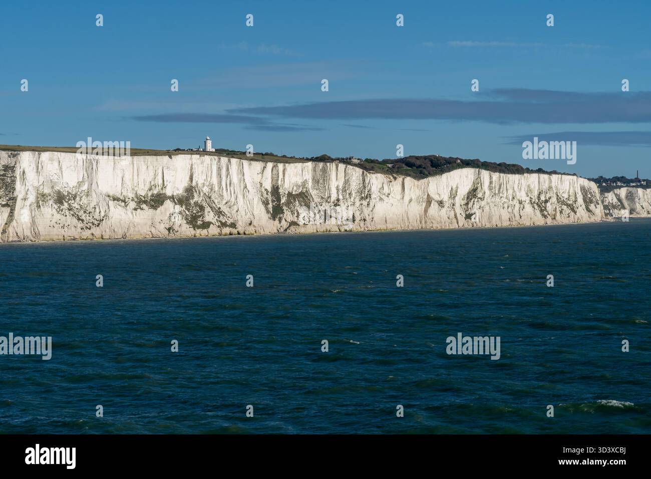 White Cliffs of dover a dover, Kent, Inghilterra. Le bianche scogliere di dover sono la regione costiera inglese che si affaccia sullo stretto di dover e sulla Francia. Foto Stock