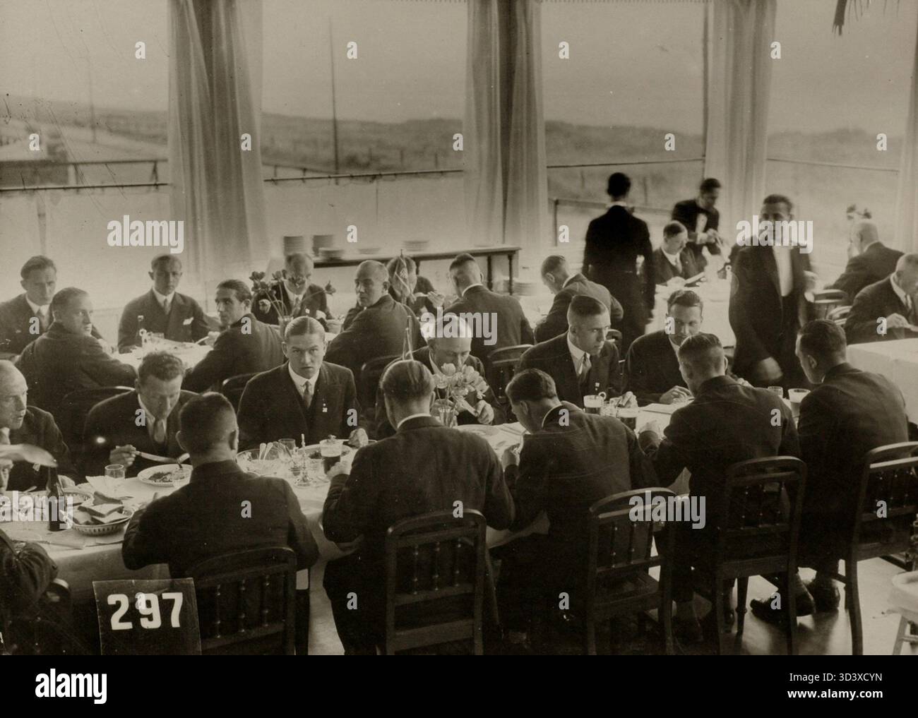 Atleti provenienti da vari paesi che cenano insieme durante le Olimpiadi di Amsterdam del 1928. Foto Stock