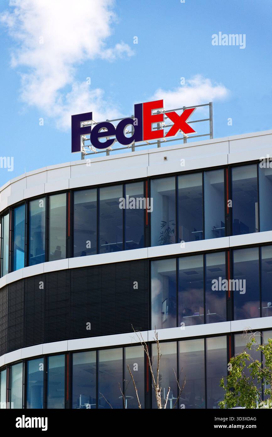 Conglomerato multinazionale americano dei trasporti che detiene il logo della società FedEx sull'edificio della sede centrale il 29 maggio 2025 a Praga, repubblica Ceca. Foto Stock