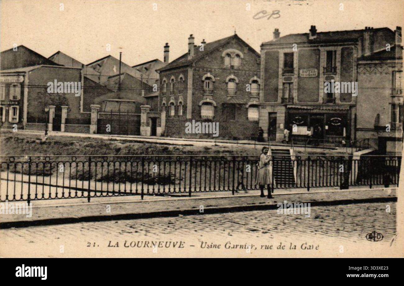 Fotografia di Rue de la Gare a la Courneuve che mostra la fabbrica di Usine Garnier, scattata tra il 1900 e il 1910. L'immagine evidenzia l'area industriale e l'architettura della fabbrica. Foto Stock